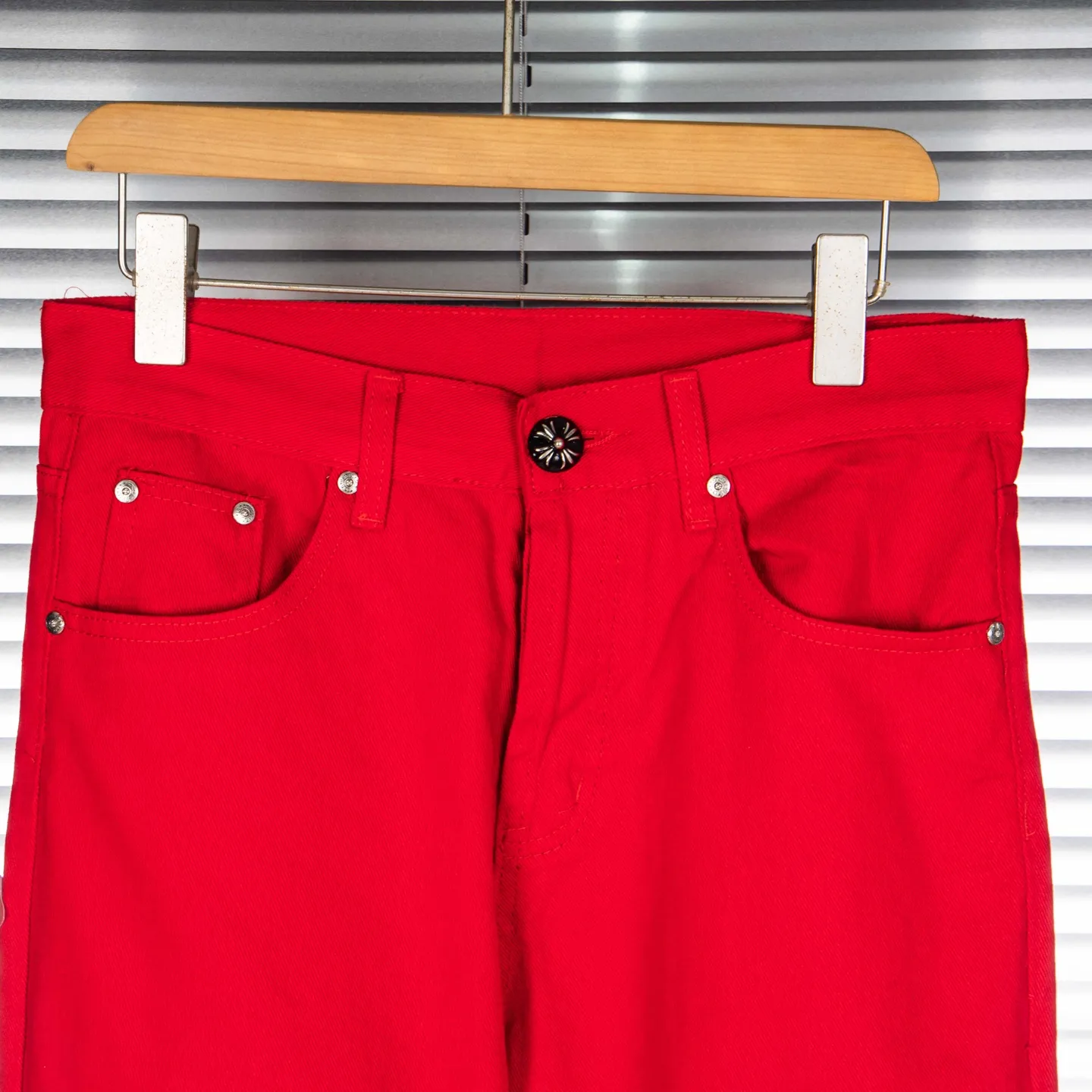 P260 CHROME HEARTS 25ss dopamine Chinese red cross leather washed jeans - Full of exploring the ultimate in fashion, Chrome Hearts' new Chrome Hearts pants not only present a unique style, but the fresh ice blue color looks particularly youthful and energetic. The mid-high waist design is paired with a lazy and casual style, which not only shows long legs but also maintains a casual feel. It is a must-have fashion choice for trendy men and trendy women. Style No.: 1789 Color: Dopamine Red Size: 28 30 32 34
